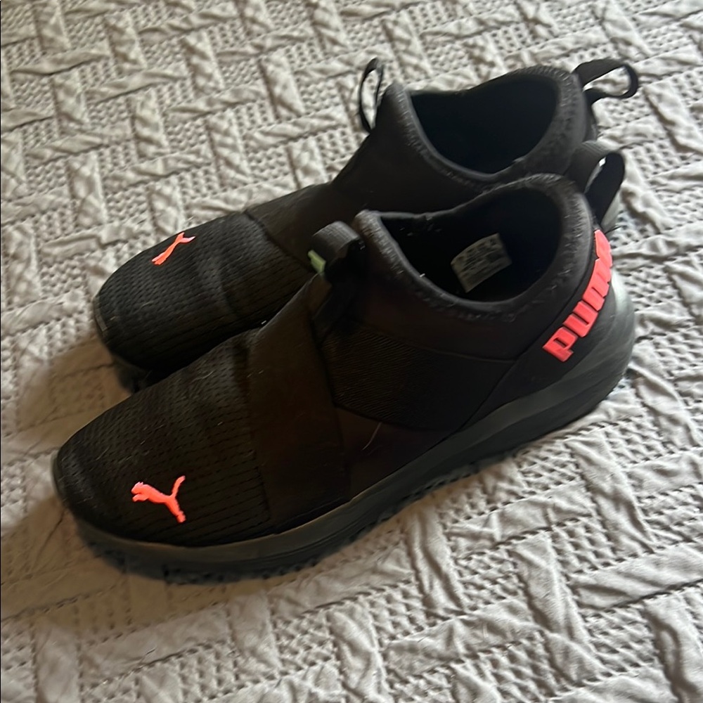 PUMA : Black and Neon Pink Athletic Shoes - 9.5